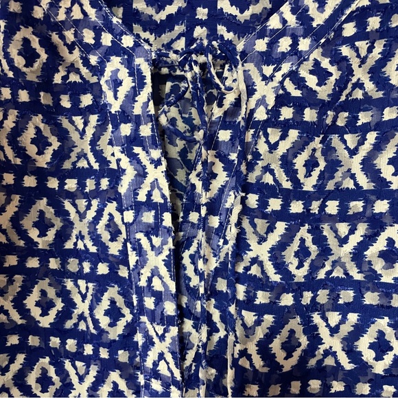 NWT Chico’s Blue And White Print Keyhole Tie Blouse Sz 2 Aztec Tribal - Picture 6 of 6